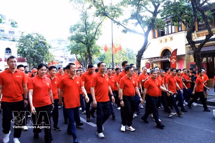 Los delegados participan en un recorrido a pie alrededor del lago Hoan Kiem. Foto: VNA