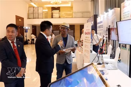 Los delegados visitan los stands de la exposición en el Foro Nacional de Productividad y Calidad 2026. Foto: VNA