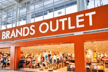 Foto ilustrada: Los outlets son establecimientos que concentran múltiples marcas y permiten a fabricantes o distribuidores vender directamente al consumidor a precios acordes con este modelo.