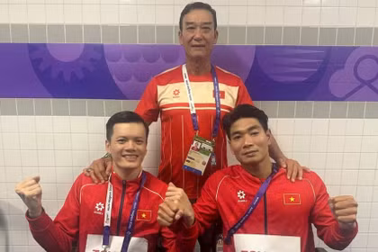 El entrenador Dang Vien, junto con Le Tien Dat y Do Thanh Hai, tras realizar sus rutinas. Foto: Nhandan.vn