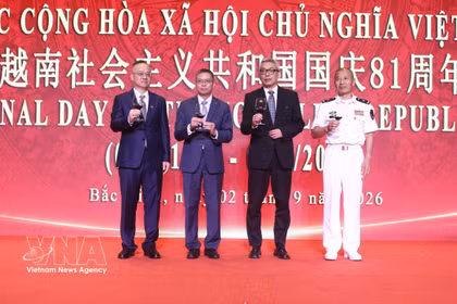El embajador de Vietnam en China, Pham Thanh Binh, junto con representantes de ministerios y agencias chinas, brindaron para celebrar el 81.º aniversario del Día Nacional de Vietnam. Foto: VNA
