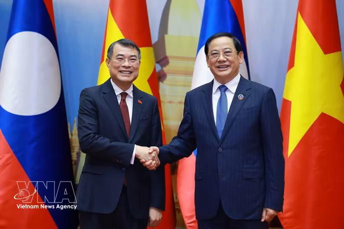 El primer ministro de Vietnam, Le Minh Hung, y el presidente de la Asamblea Nacional de Laos, Sonexay Siphandone. (Foto: VNA)