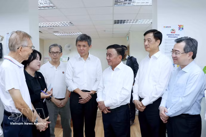 El miembro del Buró Político y permanente del Secretariado del Comité Central del Partido Comunista de Vietnam, Tran Cam Tu, y el subsecretario general del Partido de Acción Popular (PAP), ministro de Defensa y ministro coordinador de los Servicios Públicos, Chan Chun Sing, participan en actividades de intercambio en un centro de atención a los electores del PAP. Foto: VNA