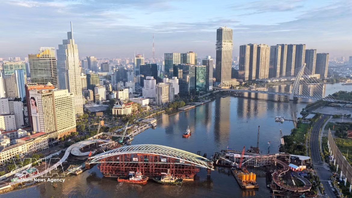 Unen el tramo principal del puente peatonal sobre el río Saigón