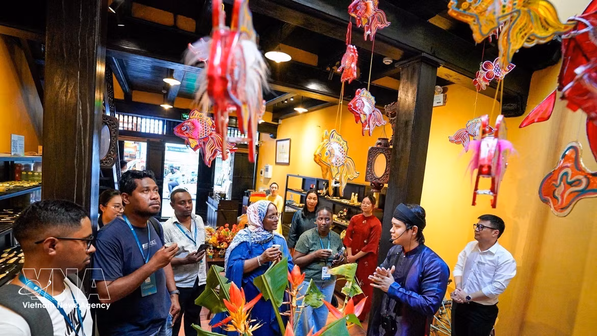 Delegados internacionales descubren el patrimonio cultural de Hanoi