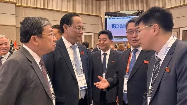 El vicepresidente de la Asamblea Nacional de Vietnam Tran Quang Phuong se reúne con el vicepresidente de la Asamblea Suprema del Pueblo de Corea del Norte, Maeng Kyun II. (Fuente: VNA)