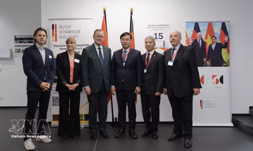 El subsecretario permanente del Comité del Partido de Ciudad Ho Chi Minh, Le Quoc Phong, el vicepresidente del Parlamento Federal alemán (Bundestag), Bodo Ramelow, y delegados. (Fuente: VNA)