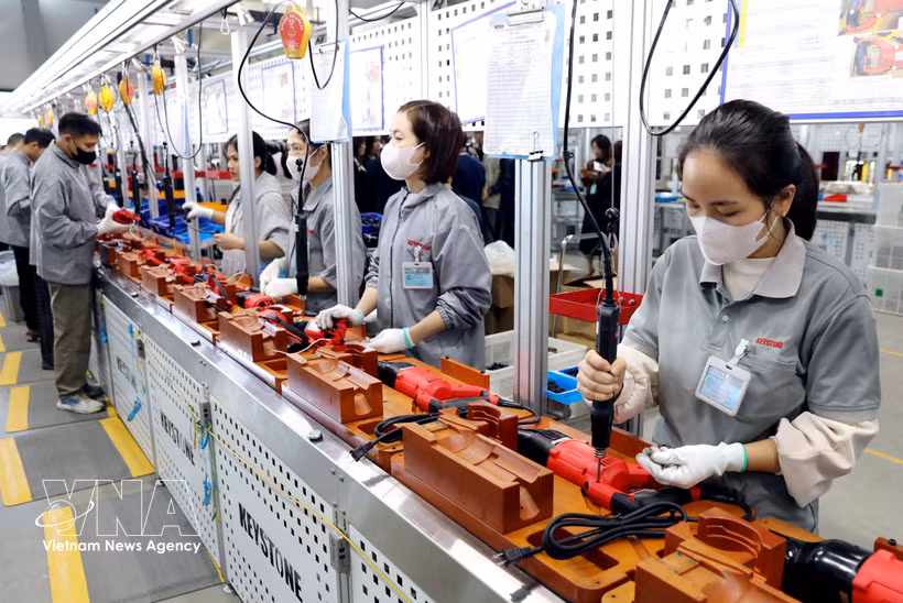 Trabajadores fabrican herramientas eléctricas manuales en la compañía Keystone Electrical Vietnam (Parque Industrial Lien Ha Thai), en la comuna de Thai Thuy, provincia de Hung Yen. (Fuente: VNA)