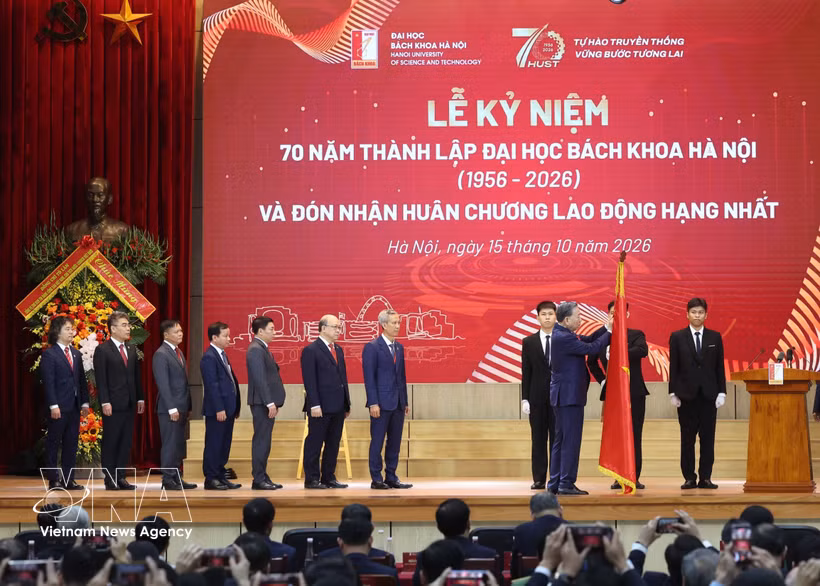 El secretario general del Partido Comunista y presidente de Vietnam, To Lam, entrega la Orden del Trabajo de primera clase a la Universidad de Ciencia y Tecnología de Hanoi. (Fuente: VNA)