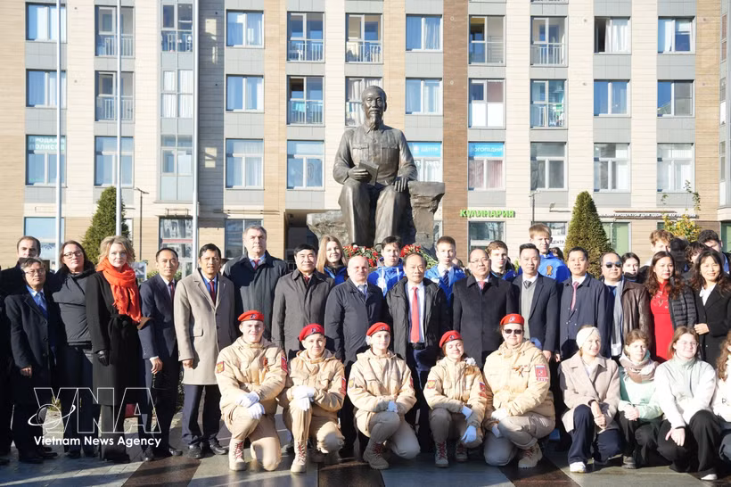 Delegados depositan flores ante el monumento al Presidente Ho Chi Minh en San Petersburgo. (Fuente: VNA)