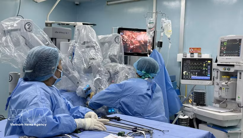 Los médicos del Hospital Binh Dan realizan cirugía robótica. (Fuentre: VNA)