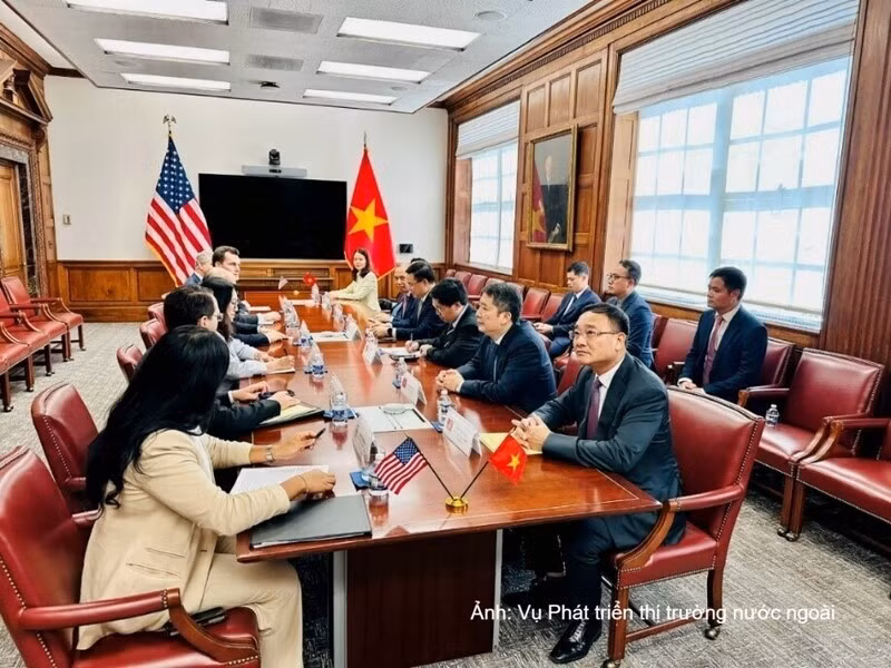 En la reunión entre el ministro de Industria y Comercio de Vietnam, Le Manh Hung, y el secretario de Comercio de Estados Unidos, Howard Lutnick. (Fuente: Departamento de Desarrollo de Mercados en el Extranjero)