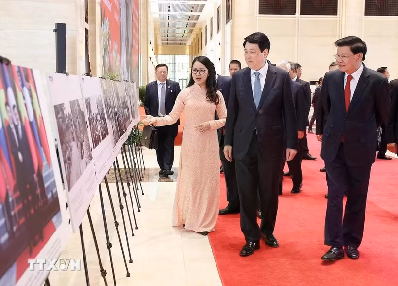 El presidente vietnamita Luong Cuong, junto con el secretario general del Partido Popular Revolucionario y presidente de Laos, Thongloun Sisoulith, en el evento. (Fuente: VNA)