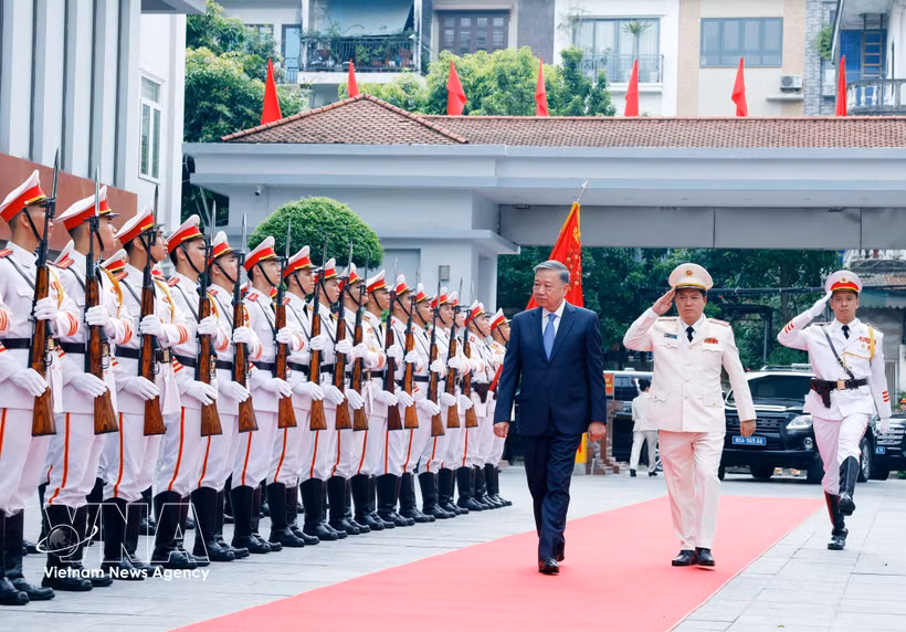 El secretario general del Partido y presidente del Estado, To Lam, pasa revista a la guardia de honor de la Seguridad Pública Popular. (Foto: VNA) 