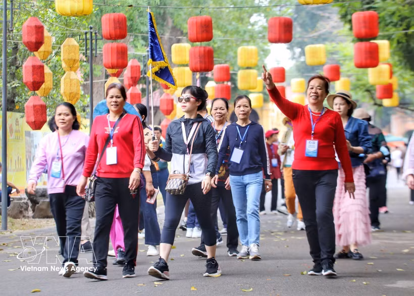 Un grupo de turistas chinos en la Ciudadela Imperial de Thang Long. (Foto: VNA)