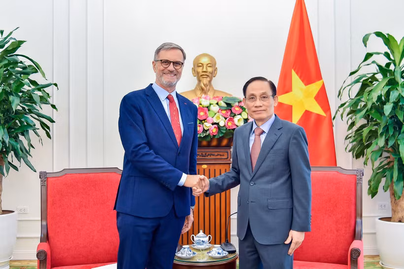 El ministro de Asuntos Exteriores de Vietnam, Le Hoai Trung, recibe al embajador de Francia, Olivier Brochet. (Fuente: Cancillería de Vietnam)