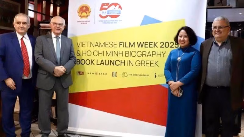 La embajadora de Vietnam en Grecia, Pham Thi Thu Huong, y delegados en el evento. (Fuente: VNA)