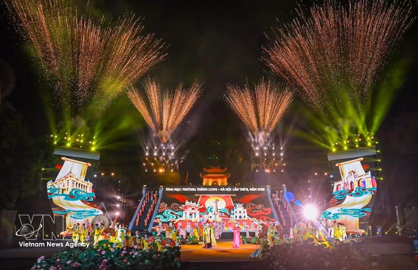 Una espectacular actuación artística combinada con fuegos artificiales durante el evento. (Foto: VNA)