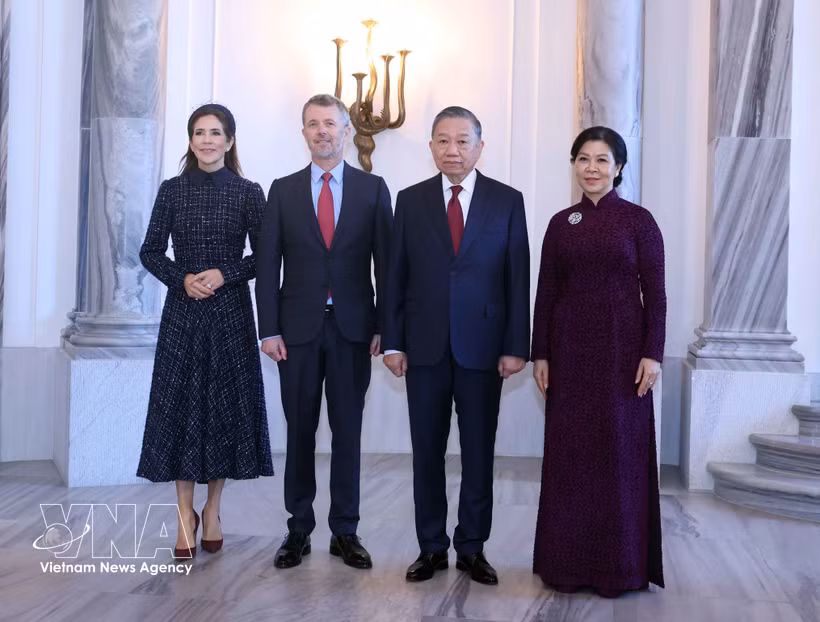 El secretario general del Partido Comunista de Vietnam y presidente de la República, To Lam, y su esposa, Ngo Phuong Ly, se reúnen con el rey Federico X y la reina María. (Fuente: VNA)