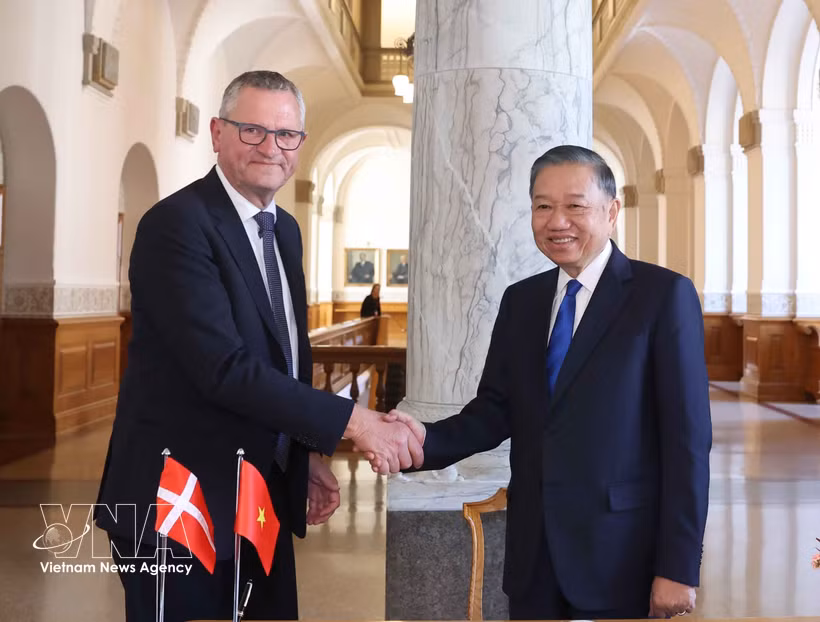 El secretario general del Partido Comunista de Vietnam y presidente del Estado, To Lam, se reúne con el titular del Parlamento danés, Henrik Frandsen. (Fuente: VNA)