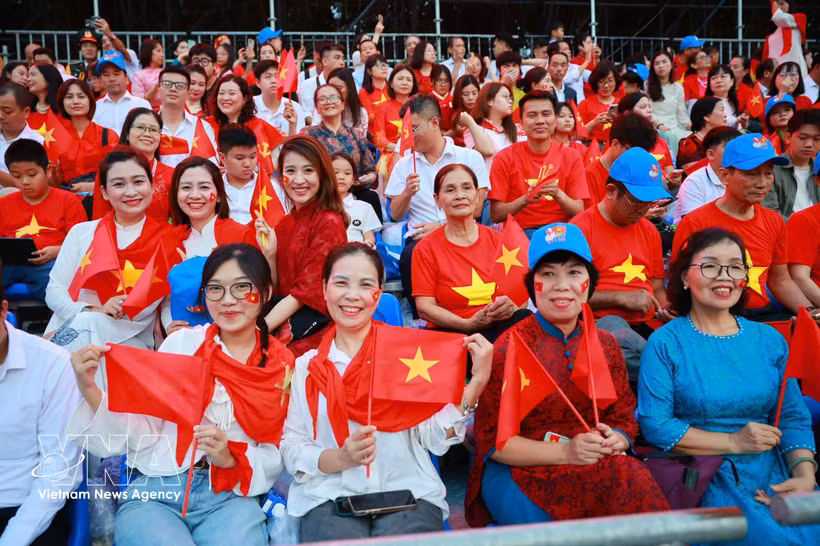 Un gran número de personas asistió al ensayo general del evento A80. (Foto: VNA)