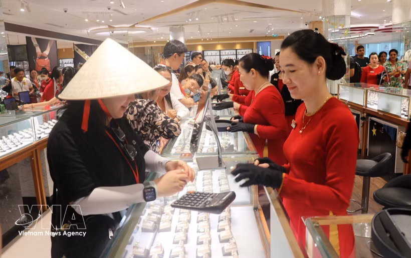 Turistas en el establecimiento de perlas Ngoc Hien, en la ciudad de Phu Quoc (An Giang). (Foto: VNA)