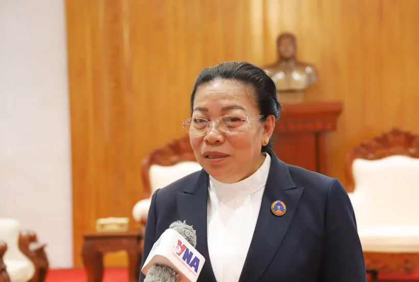 La vicepresidenta de la Asamblea Nacional de Laos, Sounthone Xayachak, en la entrevista. (Fuente: VNA)