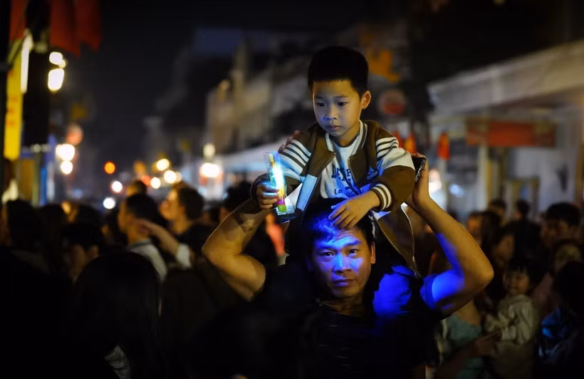 Responden a la Hora del Planeta 2025 en el centro comercial Trang Tien, distrito de Hoan Kiem, Hanoi. (Fuente: VNA)