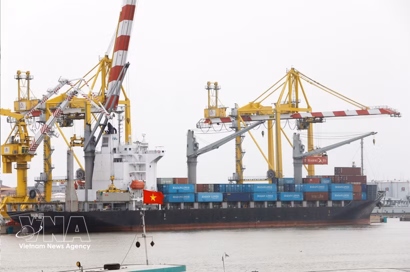Las actividades de carga y descarga de mercancías de importación y exportación en el puerto de MPC Hai Phong. (Fuente: VNA)