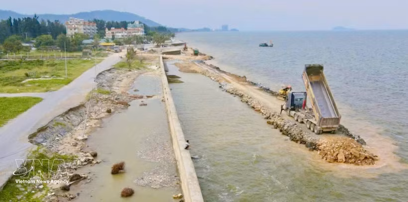 La provincia de Thanh Hoa está acelerando urgentemente la construcción de diques y terraplenes críticos. (Fuente: VNA)