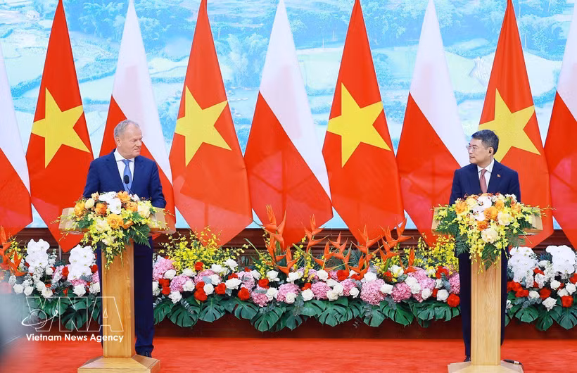 El primer ministro vietnamita, Le Minh Hung, (izquierda) y su homólogo polaco, Donald Tusk. (Fuente: VNA) 