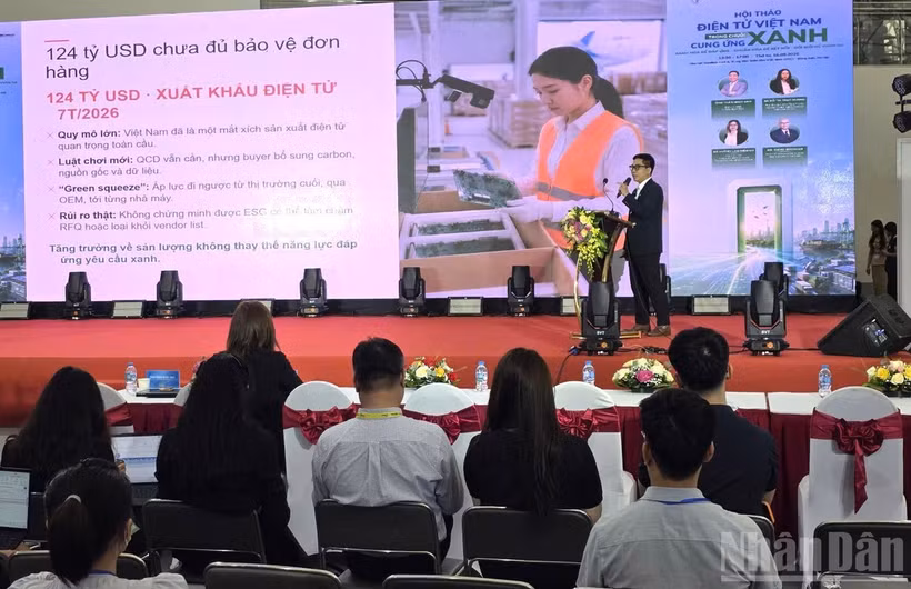 En el seminario titulado "El sector electrónico de Vietnam en la cadena de suministro verde: desde los criterios ESG y el embalaje sostenible hasta los requisitos del mercado global". (Fuente: nhandan.vn)