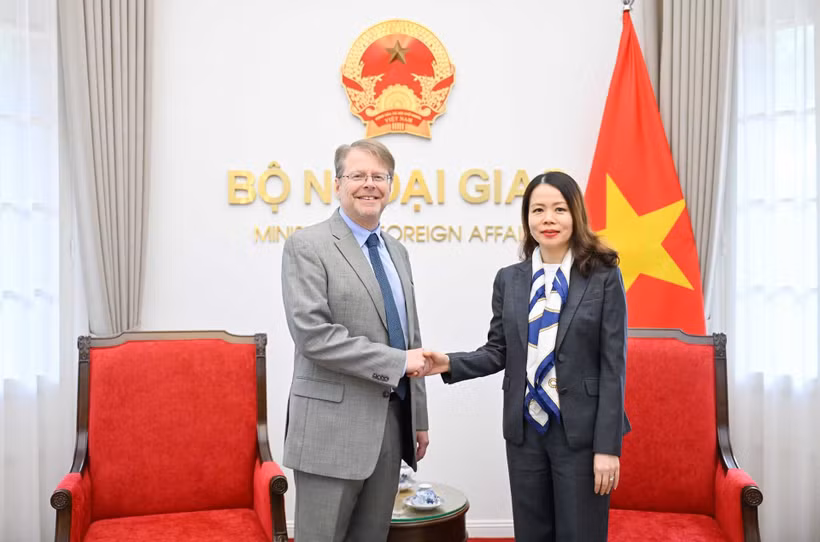 La viceministra de Relaciones Exteriores de Vietnam Nguyen Minh Hang recibe a John Goyer, vicepresidente de la Cámara de Comercio de Estados Unidos. (Fuente:Cancillería)