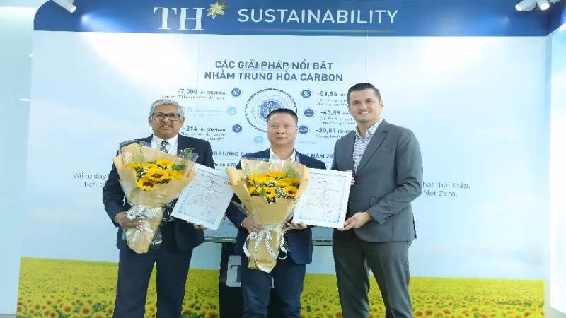 Wouter Melis van Ravenhorst, director ejecutivo de la filial de Control Union en Vietnam, entrega certificados de neutralidad de carbono a representantes de las empresas vietnamitas. (Fuente: nhandan.vn)