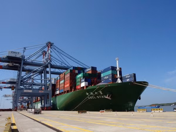 El Puerto Internacional de Cai Mep recibe un superportacontenedores. (Foto: VNA)