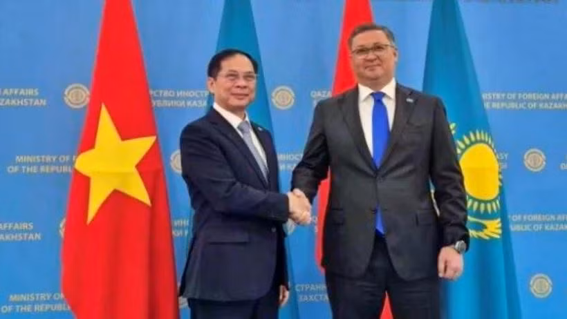 El viceprimer ministro y canciller vietnamita, Bui Thanh Son, y su homólogo kazajo, Murat Nurtleu. (Fuente: VNA)