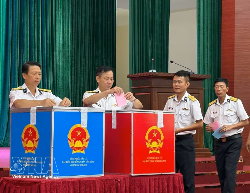 En el colegio electoral n.º 20, Brigada 957, Región 4 de la Armada (con base en la provincia de Khanh Hoa). (Foto: VNA)