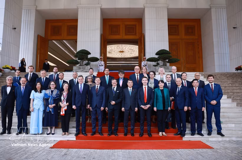 El primer ministro vietnamita, Le Minh Hung, y delegados. (Fuente: VNA)