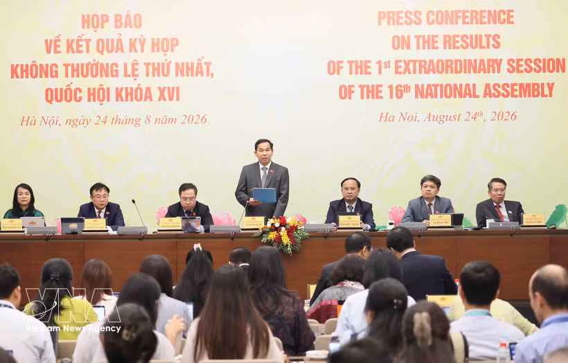 El secretario general y jefe de la Oficina de la Asamblea Nacional, Le Quang Manh, preside la conferencia de prensa. (Foto: VNA)