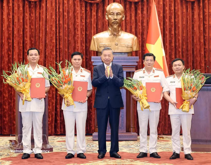 El secretario general del Partido Comunista de Vietnam y presidente del país, To Lam, entrega la decisión a los funcionarios. (Fuente: VNA)