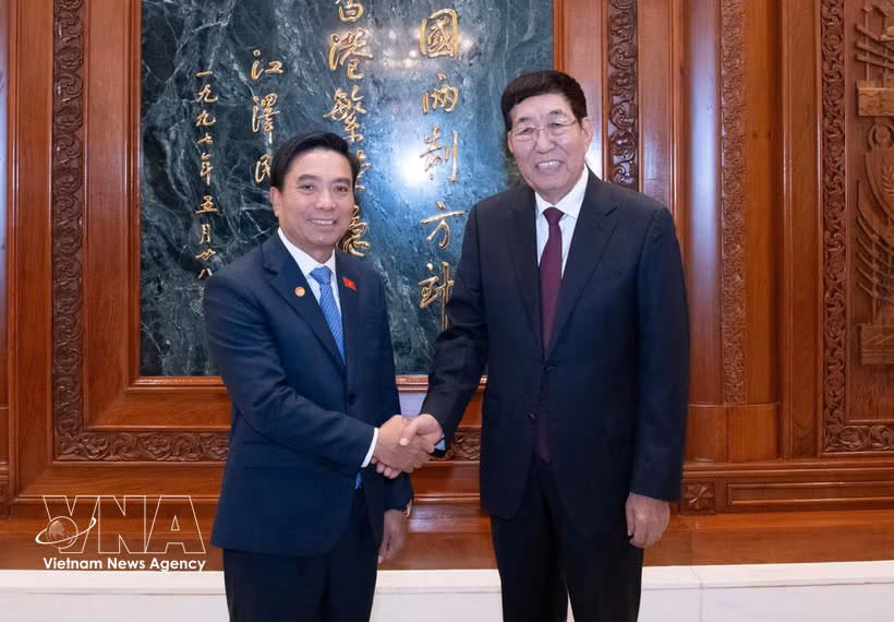 El vicepresidente de la Asamblea Nacional de Vietnam y titular del Grupo Parlamentario de Amistad Vietnam-China, Nguyen Doan Anh, se reúne con Bayanqolu, presidente del Comité de Asuntos Étnicos de la Asamblea Popular Nacional de China y del Grupo Parlamentario de Amistad China-Vietnam. (Fuente: VNA)