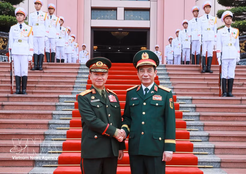 El general Phan Van Giang, miembro del Buró Político, viceprimer ministro y titular de Defensa Nacional de Vietnam, y su homólogo laosiano, Khamliang Outhakaysone. (Fuente: VNA)