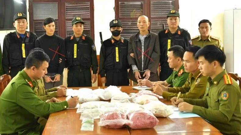 La Policía de la provincia de Quang Binh detiene a traficantes de drogas e incauta sustancias narcóticas. (Fuente: https://baophapluat.vn/)