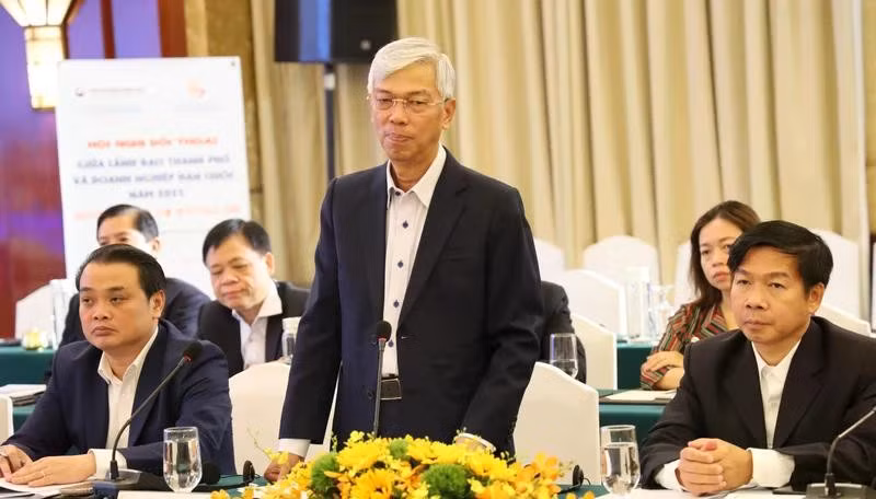 El vicepresidente del Comité Popular de Ciudad Ho Chi Minh Vo Van Hoan habla en el evento. (Fuente: nhandan.vn)