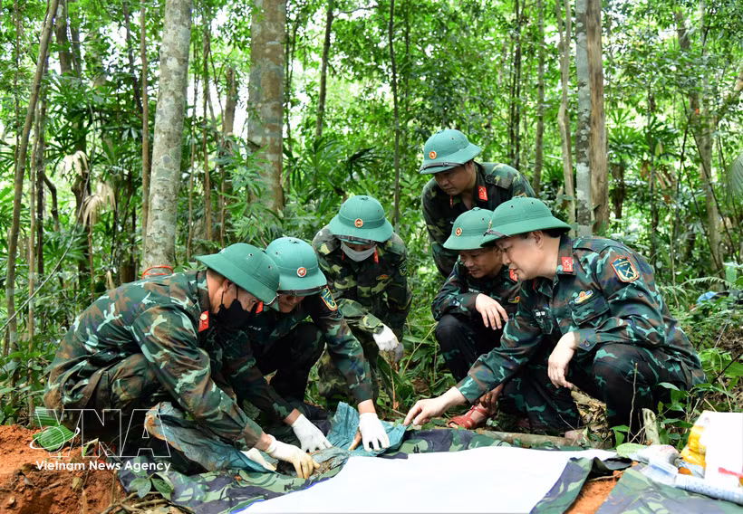 Oficiales y personal del equipo para la recuperación de restos de mártires KT QT 337 trabajan en la zona de la colina Khe Cay Loi, en la aldea de Cup Cuoi, comuna de Huong Lap, provincia de Quang Tri. (Foto: VNA)