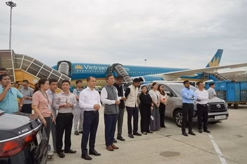 Delegados de los dos países en el acto de entrega. (Fuente: https://mofahcm.gov.vn/)