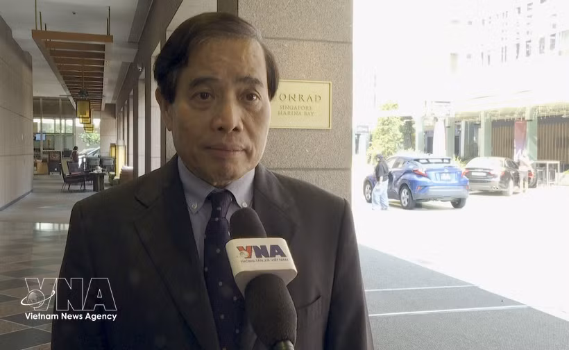 El profesor Vu Minh Khuong, de la Escuela de Políticas Públicas Lee Kuan Yew, en la entrevista. (Fuente: VNA)