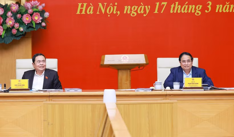 La delegación de inspección número 1910 del Buró Político y el Secretariado del Comité Central del Partido Comunista de Vietnam celebran una conferencia para presentar el borrador del informe sobre los resultados de la inspección al Comité partidista del Gobierno. (Fuente: VNA)