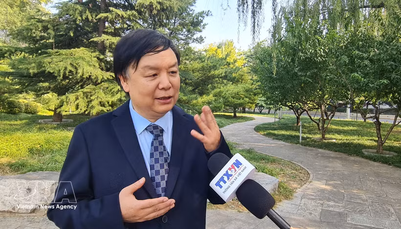 El profesor Mi Liang, director del Centro de Estudios del Sudeste Asiático de la Universidad de Estudios Extranjeros de Beijing, en la entrevista. (Fuente: VNA)