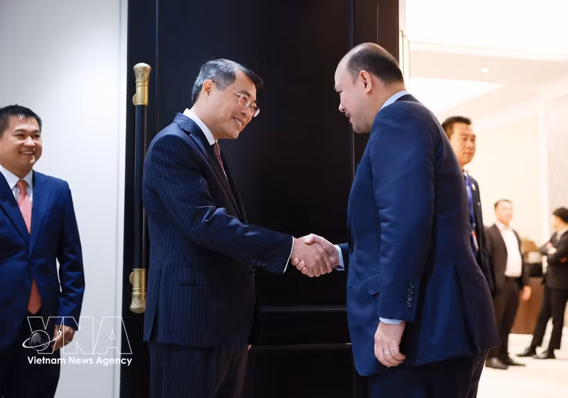 El primer ministro vietnamita, Le Minh Hung, se reúne con el viceprimer ministro de Camboya y presidente de la Unión de Federaciones de Jóvenes de Camboya, Hun Many. (Fuente: VNA)